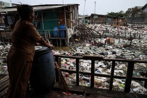 Kisah Ati, Warga Kampung Bengek Bertahan Hidup di Atas Lautan Sampah