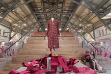 Potret Kebaya Nusantara dalam Instalasi Karya Didiet Maulana