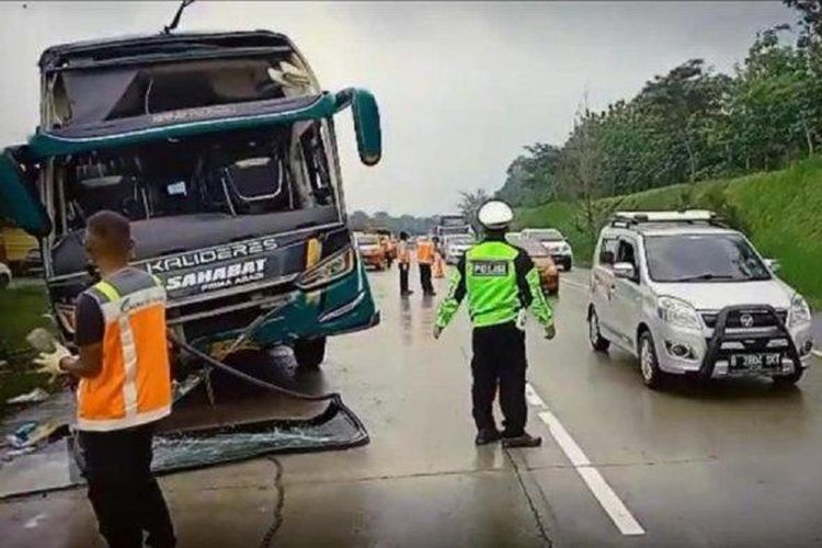 Bus berisikan 40 penumpang alami kecelakaan di ruas jalan Tol Cipali, Km 100.900, Kecamatan Kalijati, Kabupten Subang, Minggu (11/12/2022). Dua diantaranya tewas dilokasi kejadian. 