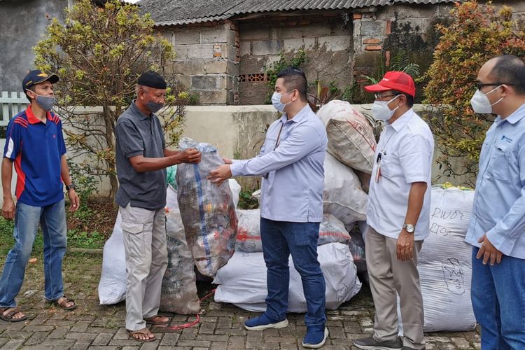 Program Plastic to Food dilakukan oleh Sinar Mas Land dan Chandra Asri melalui penyerahan 1,4 ton beras yang ditukarkan dengan 1,4 ton sampah plastik oleh warga Cicayur di kantor Badan Usaha Milik Desa (BUMDes) Pagedangan, Kabupaten Tangerang