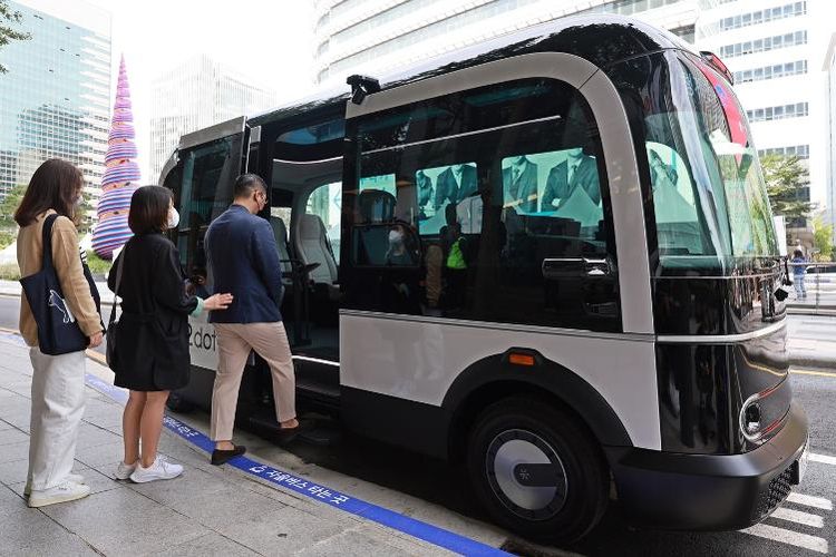 Penumpang menaiki bus tanpa sopir saat diadakan uji coba di Seoul dari Cheonggye Plaza di Distrik Jongno-gu ke Pusat Perbelanjaan Sewoon pada 26 September 2022. 