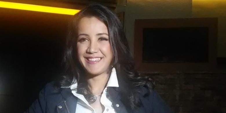 Foto : Andi Soraya Bawa Kasur ke Lokasi Syuting