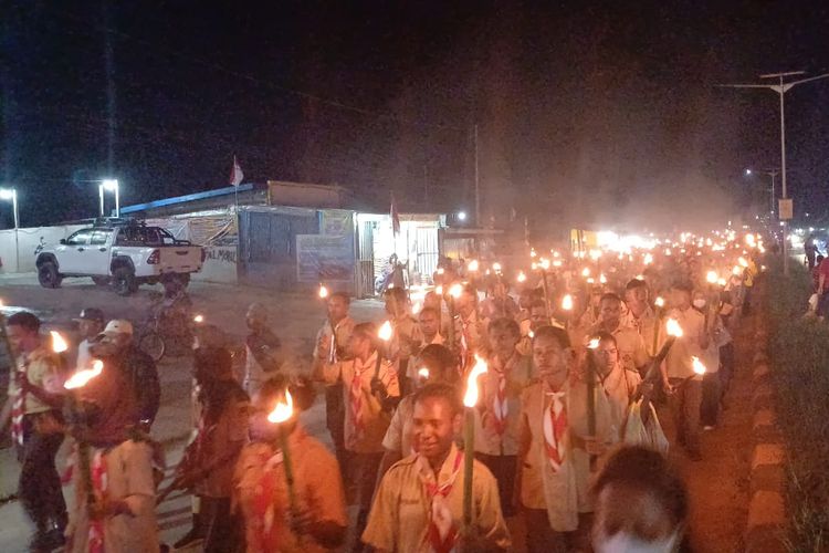 Sejumlah pelajar mengikuti pawai obor untuk menyambut Hari Ulang Tahun (HUT) ke-78 Republik Indonesia, pada Rabu (16/8/2023) di Jalan Trans Papua, Boven Digoel, Papua Selatan.