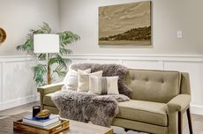 5 Warna Bantal Sofa yang Harus Dihindari, Termasuk Hitam dan Biru