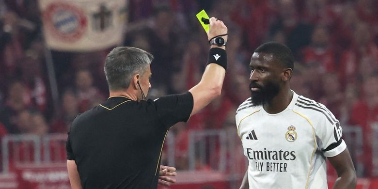 Bek Real Madrid asal Jerman, Antonio Ruediger, menerima kartu kuning dari wasit Slovenia, Slavko Vincic, pada laga leg kedua perempat final Liga Champions antara FC Bayern Muenchen dan Real Madrid di Munich, Jerman selatan, pada 15 April 2026.