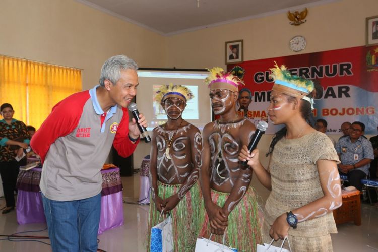 Gubernur Jawa Tengah Ganjar Pranowo berbincang-bincang dengan siswa asal Papua yang belajar di SMA Negeri 1 Bojong, Pekalongan, Jawa Tengah, Kamis (26/10/2017).
