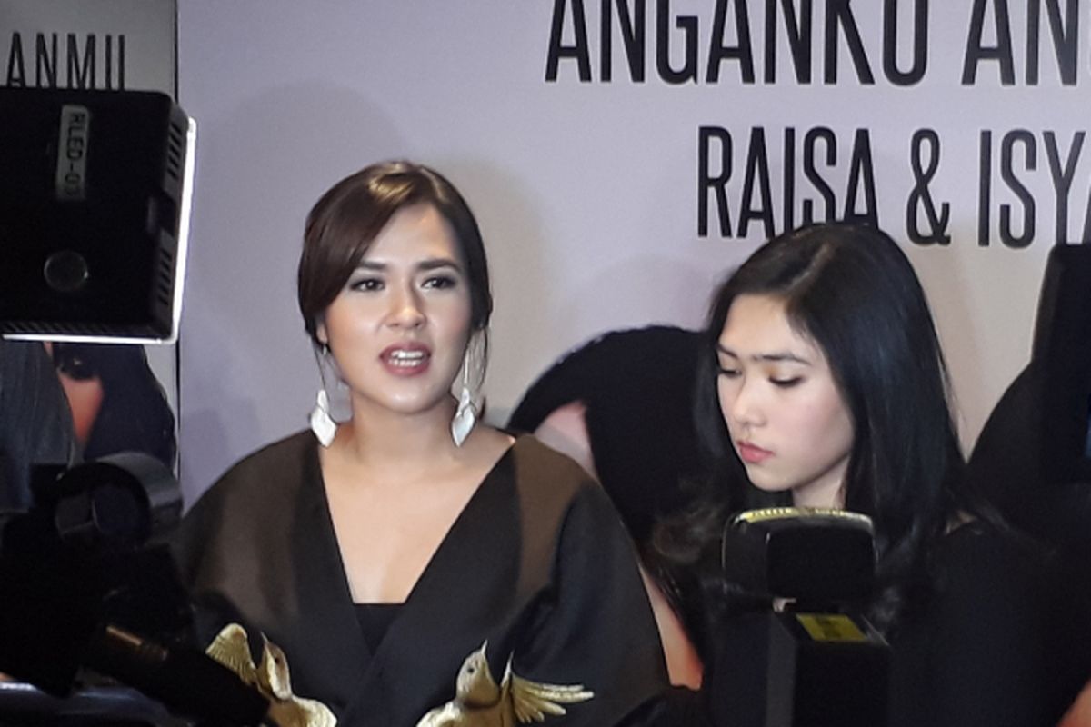 Raisa dan Isyana diabadikan dalam peluncuran singel kolaborasi mereka yang berjudul Anganku Anganmu di Brewerkz Senayan City, Jakarta Selatan, Kamis (30/3/2017).