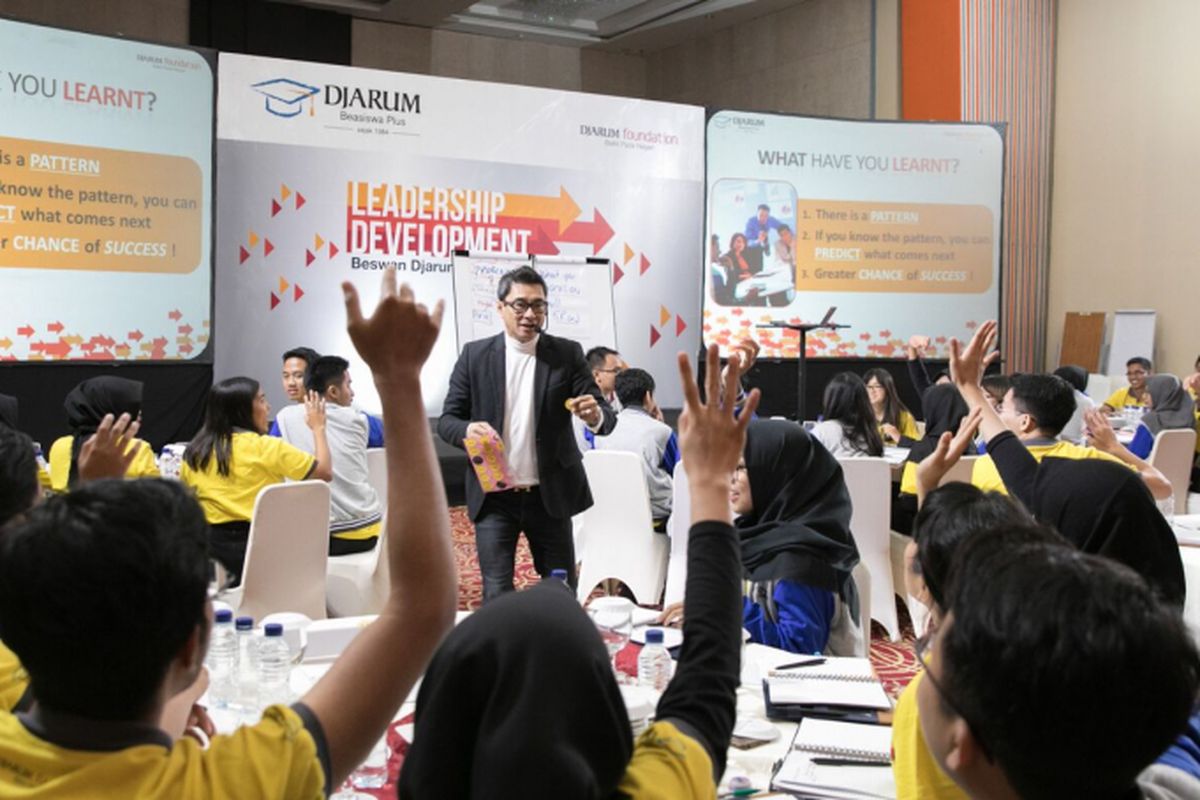 Motivator James Gwee tengah memberikan materi Motivating Others dan What Leaders Do dalam rangkaian pelatihan soft skills Leadership Development Beswan Djarum di Hotel Santika, Surabaya, Jumat (16/3/2018). 