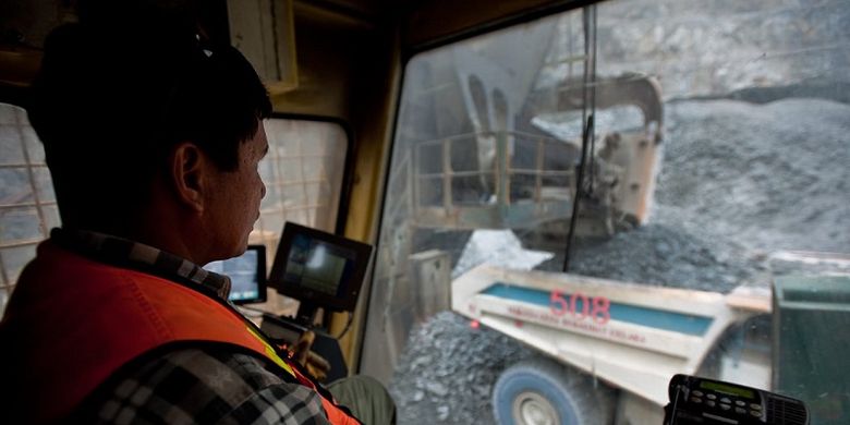Salah seorang pekerja di PT Freeport Indonesia (PTFI) sedang mengendarai kendaraan khusus tambang di tambang Gresberg, Papua.