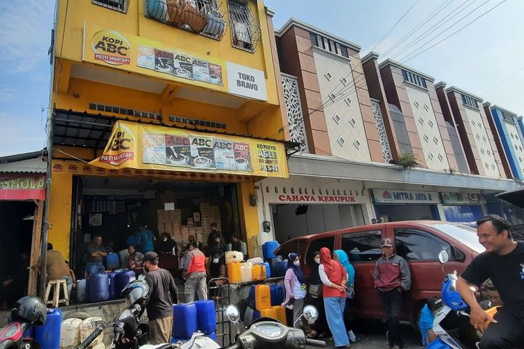 Warga mengantre panjang sejak subuh hanya untuk membeli minyak goreng curah mahal Rp 19.000 per liternya di agen dan beberapa agen minyak goreng di Pasar Induk Cikurubuk, Kota Tasikmalaya, tak memiliki stok minyak karena langka sejak HET pemerintah minyak curah diberlakukan, Selasa (29/3/2022).