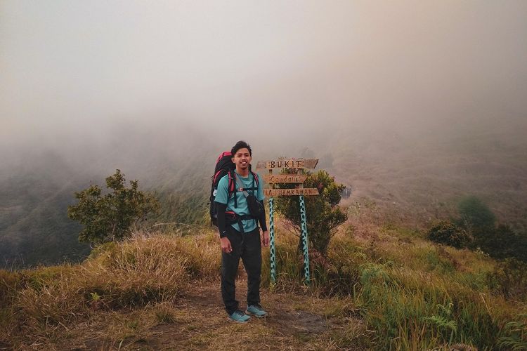 Seorang pendaki berfoto di Gunung Prau via Igirmranak, Wonosobo.