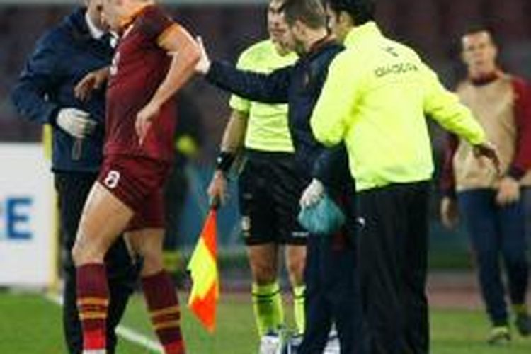 Gelandang AS Roma, Kevin Strootman, mengalami cedera saat melawan Napoli. 