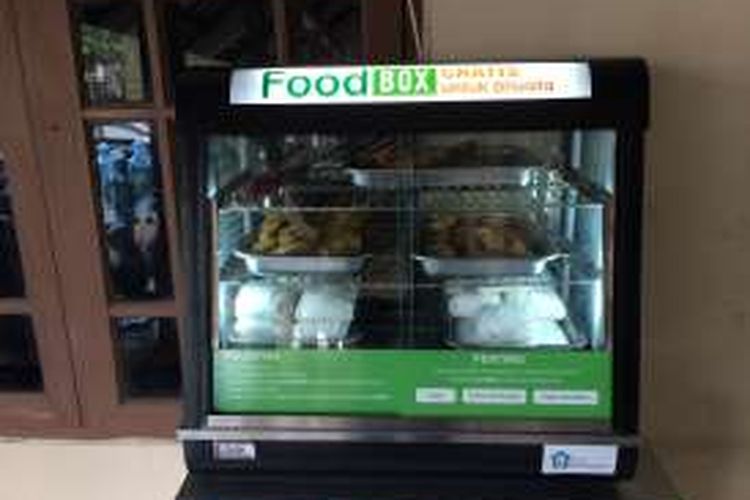 FoodBOX, program berbagi makanan dengan kaum Dhuafa. Program ini diluncurkan oleh Sekolah Relawan.