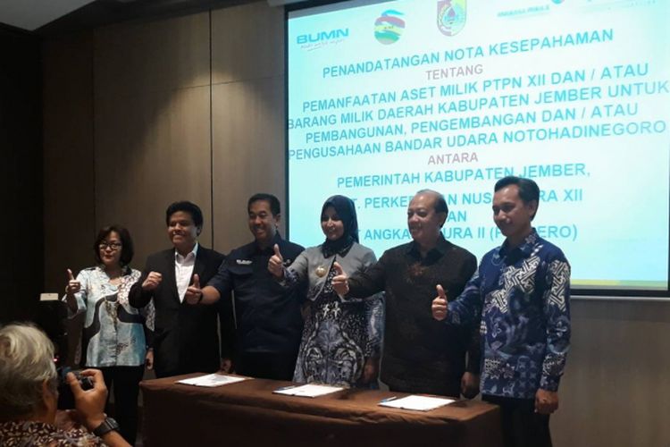 Penanda tangananan nota kesepahaman antara PT Perkebunan Nusantara (PTPN) XVII, Pemerintah Kabupaten Jember dan PT Angkasa Pura II (Persero) mengenai pemanfaatan aset milik PTPN XVII/ barang milik daerah Pemerintah Kabupaten Jember untuk pembangunan, pengembangan dan/ pengusahaan Bandar Udara Notohadinegoro Jember, Jumat (6/7/2018) di Hotel Mercure, Jakarta.