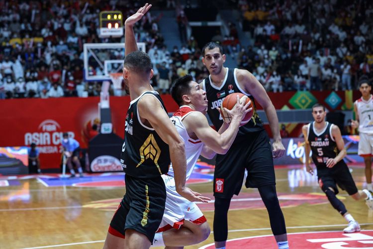 Pebasket timnas Indonesia, Abraham Grahita mencoba menerobos pertahanan timnas basket Yordania pada laga kedua Grup A FIBA Asia Cup 2022 di Istora Senayan, Jakarta, pada Kamis (14/7/2022).  Timnas basket Indonesia kalah 65-74 dari Yordania.