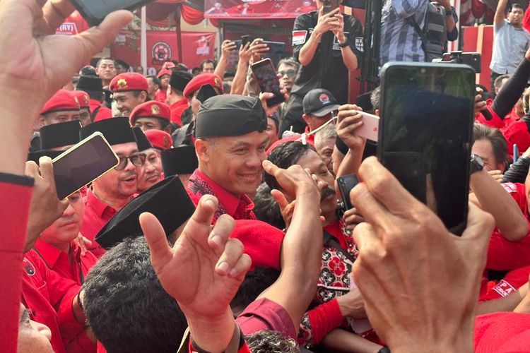 Bacapres PDI-P Ganjar Pranowo disambut lautan massa saat tiba di Kantor DPD PDI-Perjuangan dalam acara safari politik do Provinsi Banten, Sabtu (27/5/2023).