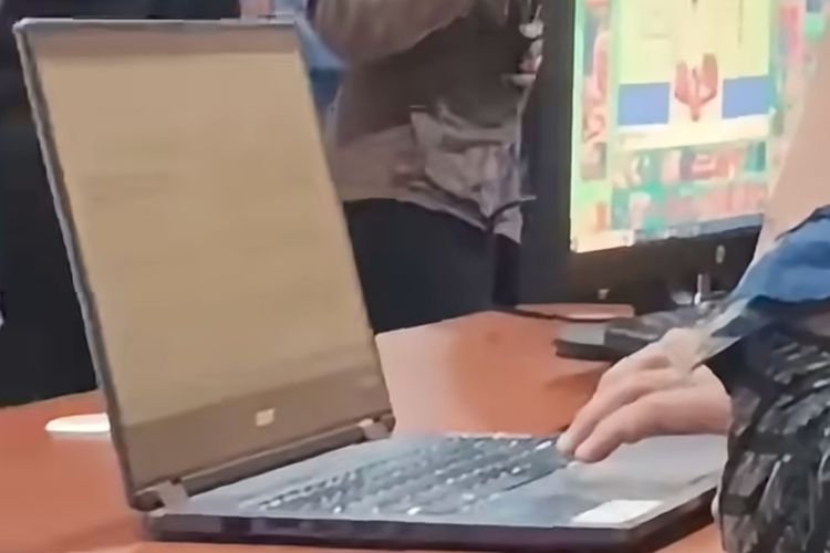 Video Viral Petugas Diduga Main Game saat Warga Mengantre, Disdukcapil Semarang Buka Suara