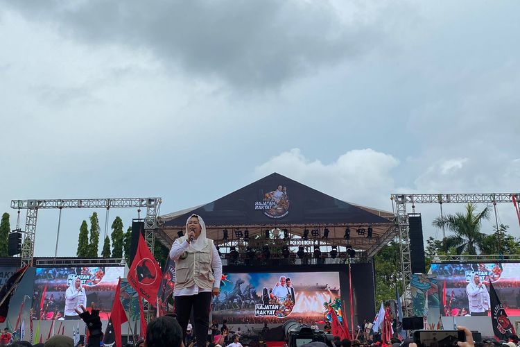Dewan Penasihat Tim Pemenangan Nasional (TPN) Ganjar-Mahfud, Yenny Wahid berorasi di depan massa warga Kulon Progo dalam acara Hajatan Rakyat di Kulon Progo, Daerah Istimewa Yogyakarta, Minggu (28/1/2024).  