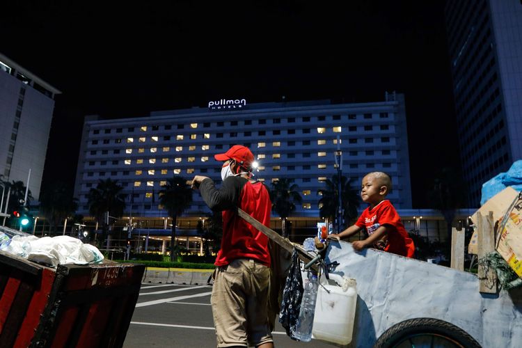 Tukang rongsokan tengah istirahat di kawasan Jalan MH Thamrin, Jakarta, Senin (22/4/2020). Di tengah pandemi Covid-19 dalam situasi yang sangat berat, pemerintah mengumumkan akan terjadi peningkatan jumlah angka kemiskinan.