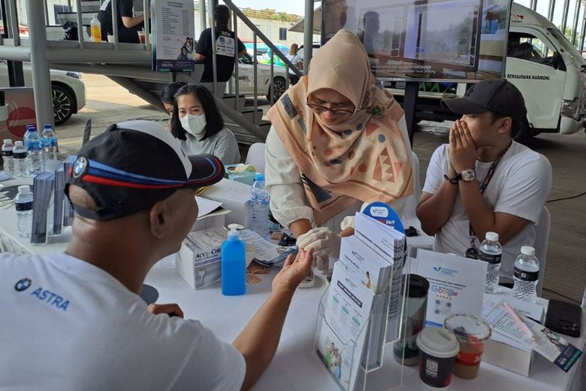 Operation Manager BMW Astra Teguh Widodo menjalani medical check-up di booth Mayapada Hospital Joyfest BMW Driving Experience 2024 di Sirkuit Internasional Sentul, Bogor, Jawa Barat (Jabar), Sabtu (18/5/2024). 