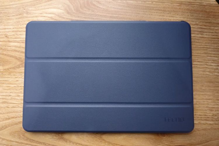 Free case yang bisa digunakan sebagai proteksi dan penopang tablet sekaligus. Case ini bisa didapatkan gratis di paket pembelian.