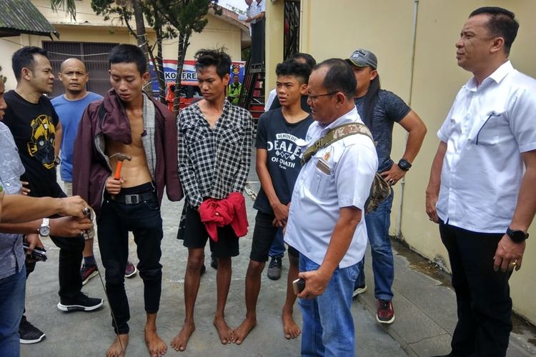 Dua pelaku pemalakan sopir truk di kawasan Macan Lindungan saat diamankan di Polda Sumsel, Kamis (25/9/2018).