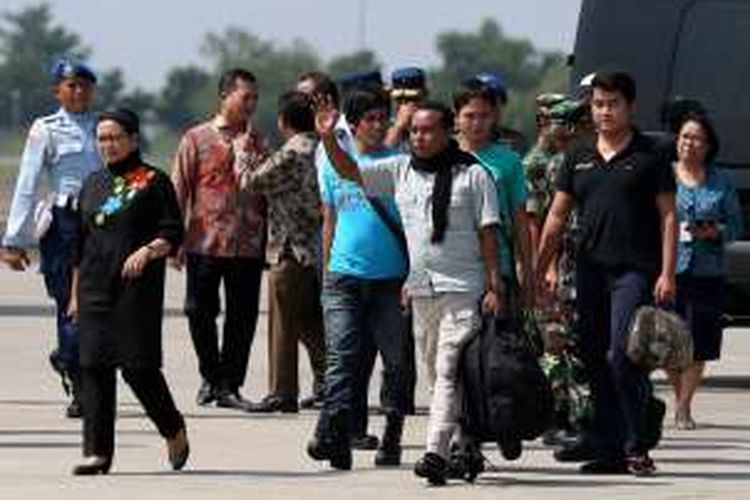 Empat anak buah kapal warga negara Indonesia tiba di Pangkalan Udara Halim Perdanakusuma, Jakarta Timur, Jumat (13/5/2016). Mereka sempat disandera kelompok Abu Sayyaf di Filipina. 