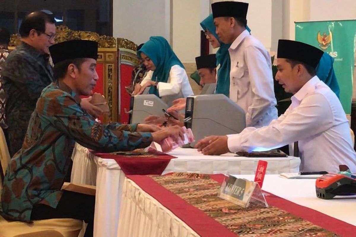 Presiden Joko Widodo membayar zakat mal di Istana Negara, Jakarta, Kamis (16/5/2019). Zakat mal: syarat wajib seseorang mengeluarkan zakat mal antara lain, zakat mal adalah, pengertian zakat mal, apa yang dimaksud dengan zakat mal.