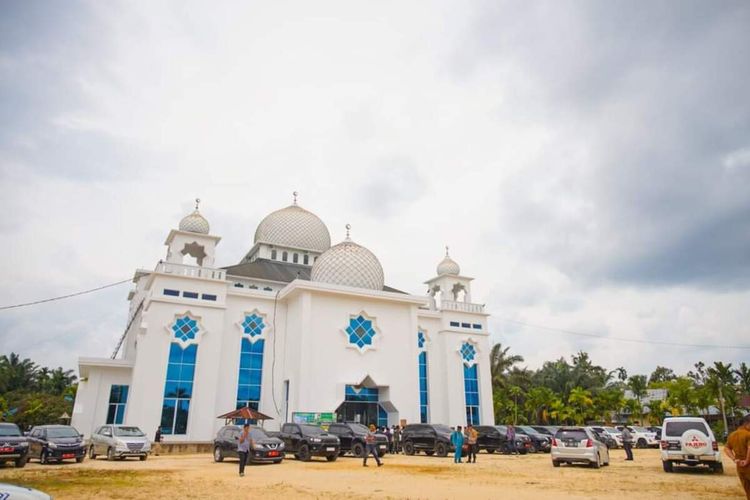 Masjid Darusalam yang dibangun dari infak warga Desa Serasem, Kecamatan Siberida, Kabupaten Indragiri Hulu, Riau.