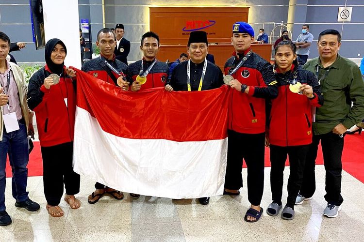 Syarief Hidayatullah Suhaimi gembira saat mempersembahkan Medali Emas, di World Pencak Silat Championship ke-19 Tahun 2022 di Melaka International Trade Centre (MITC), Melaka, Malaysia, 26 Juli-31 Juli 2022.