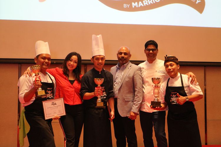 Para chef yang jadi tiga besar pemenang program Ayo Makan bersama dengan penyelenggara sekaligus dewan juri program Ayo Makan