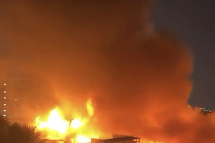 Kebakaran Melanda Permukiman Padat di Kramat Pulo Jakpus, 30 Mobil Damkar Dikerahkan