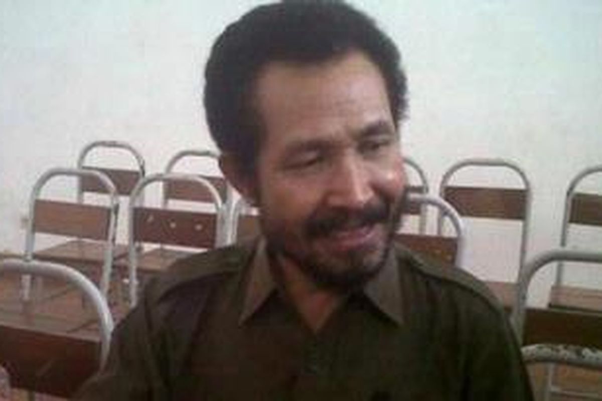 Wakil Kepala SMA Don Bosco Pondok Indah Gerardus Gantir, ketika memberikan keterangan kepada wartawan  terkait kasus bullying di sekolah tersebut, Jumat (27/7/2012). Kejadian Bullying tersebut menimpa Arry dan 6 siswa baru lainnya di daerah Pertok, Pondok Indah, Jakarta Selatan.