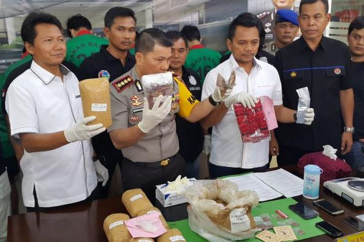 Polres Metro Jakarta Barat merilis penangkapan sepuluh tersangka pengedar narkoba di Mapolres Metro Jakarta Barat, Jalan Letjen S Parman, Senin (30/1/2017).