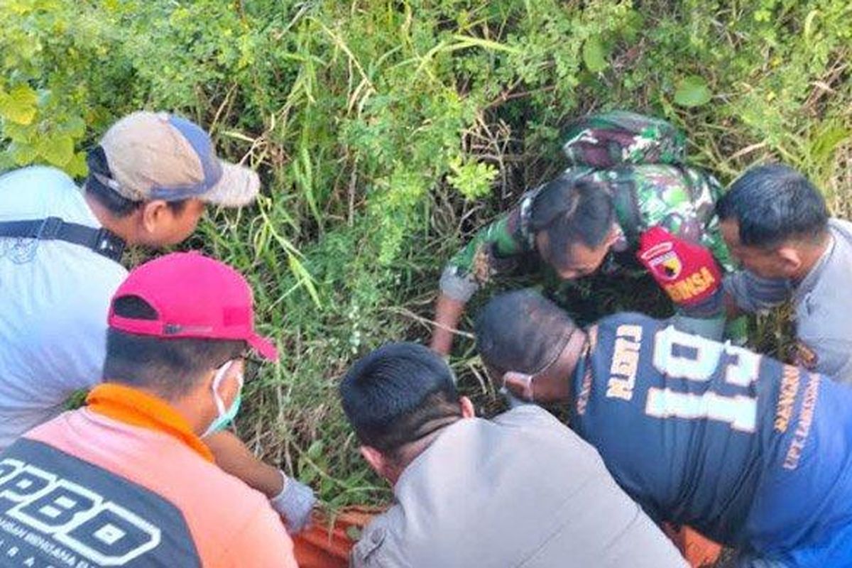 Polisi melakukan penyelidikan terhadap seorang lansia tewas ditabrak kereta di Gresik, Jawa Timur.