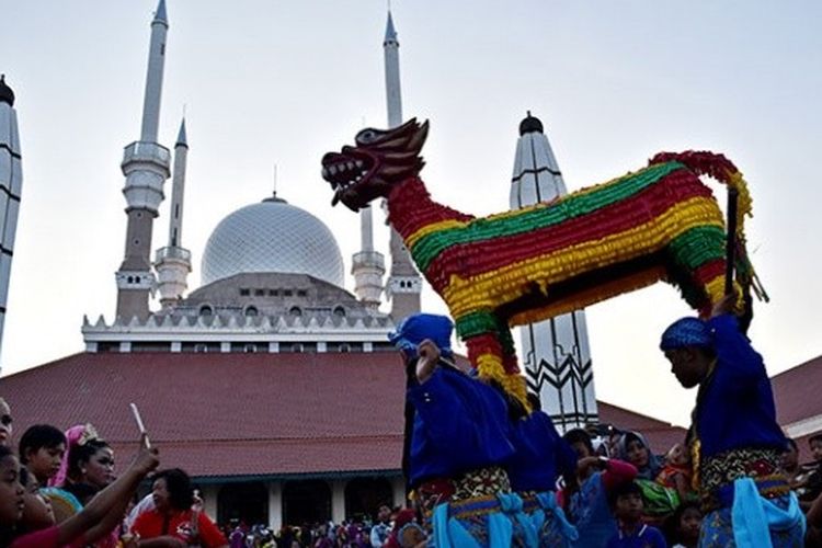 Dugderan adalah salah satu tradisi menyambut Ramadan di Jawa Tengah.
