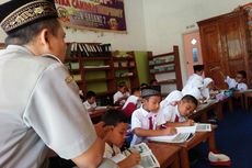 Siswa SD Negeri di Jombang Terpaksa Belajar Lesehan di Perpustakaan