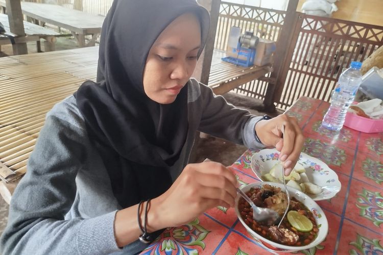 Salah satu pengunjung saat menikmati Soto Mata Sapi Bu Mis di Bangkalan, Senin (21/4/2025)