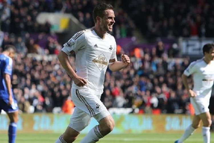 Gylfi Sigurdsson merayakan gol Swansea City ke gawang Chelsea di Stadion Liberty, Sabtu (9/4/2016). 