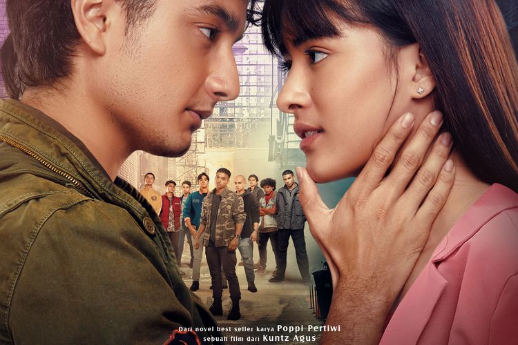 Poster film terbaru hasil kolaborasi Rapi Films dan Screenplay Films berjudul Galaksi yang merupakan adaptasi dari novel laris berjudul sama karya Poppi Pertiwi.