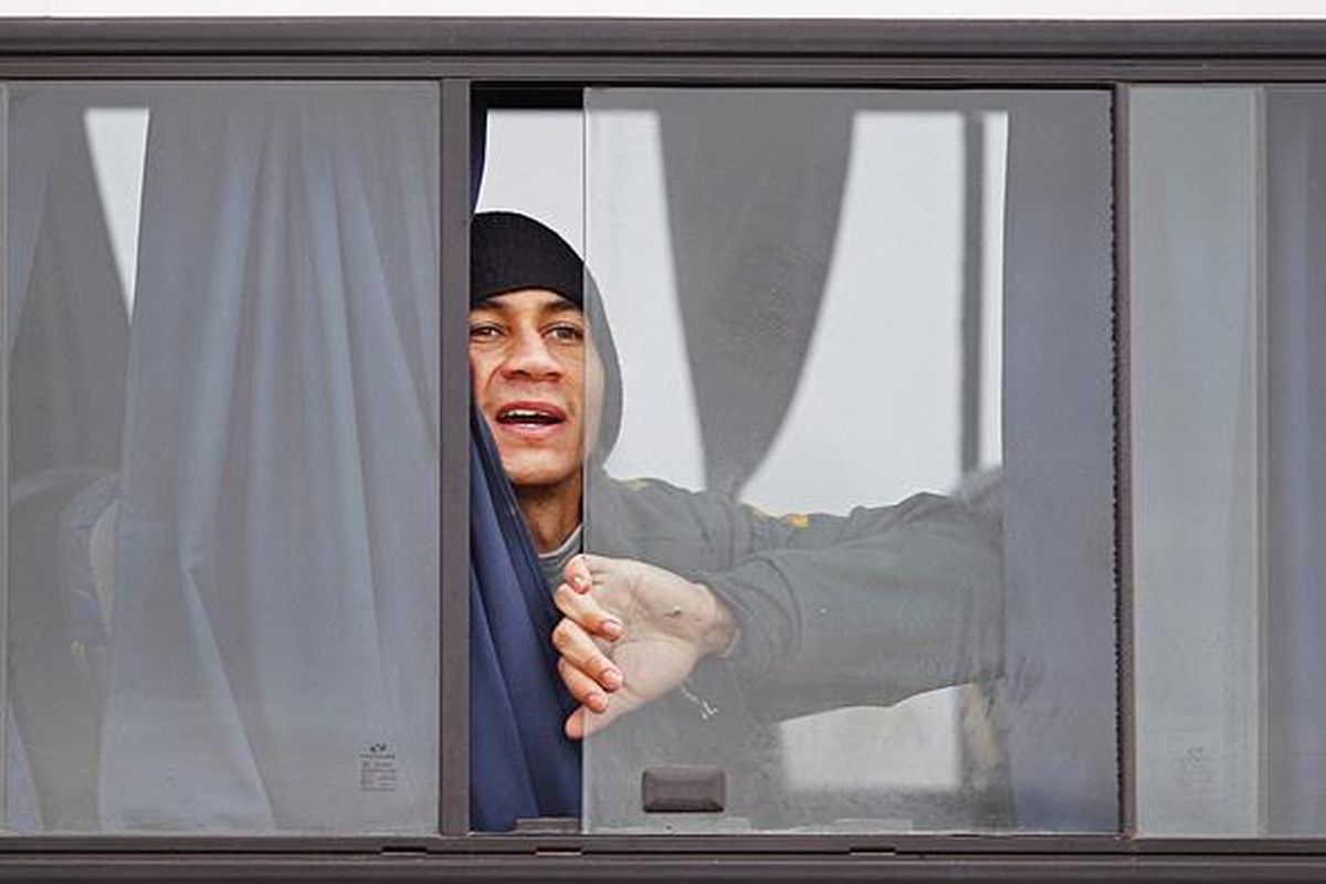 Gelandang Brasil, Ganso, sejenak menyingkap kaca bus ketika meninggalkan arena latihan tim Brasil di  Campana, Argentina, Jumat (15/7). Brasil akan menghadapi  Paraguay, Senin (18/7) pagi WIB, pada laga perempat final  Copa Amerika 2011.