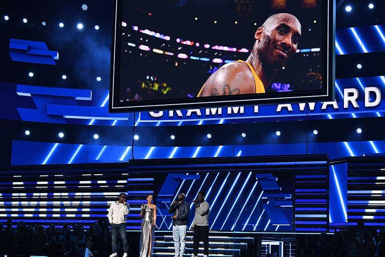 Musisi ternama AS, Alicia Keys dan Boyz II Men, bernyanyi untuk mengenang mendiang legenda NBA Kobe Bryant saat acara Grammy Awards, di Los Angeles, AS, Minggu (26/1/2020). Legenda NBA Kobe Bryant dan 8 orang lainnya, termasuk putri Kobe, Gianna Maria Onore atau akrab disapa Gigi diberitakan tewas dalam sebuah kecelakaan helikopter di California, AS.