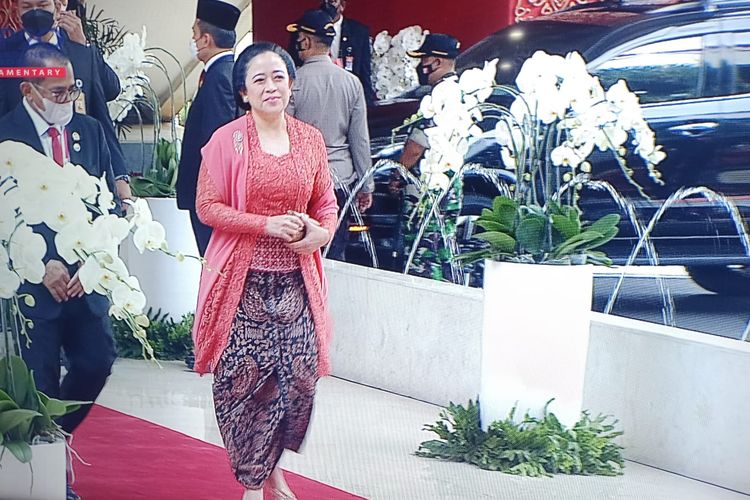 Ketua DPR Puan Maharani menggunakan Kebaya Kutubaru berwarna terakota saat menghadiri Sidang Tahunan MPR/DPR/DPD, Selasa (16/8/2022).