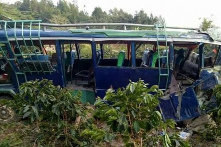 Bus sekolah yang masuk ke jurang di Desa Parmonangan, Kecamatan Simanindo, Kabupaten Samosir, Sumatera Utara, Senin (31/7/2017).