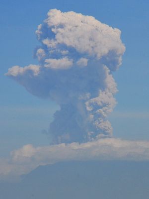 Erupsi Gunung Merapi terlihat dari Kismoyoso, Ngemplak, Boyolali, Jawa Tengah, Minggu (21/6/2020). Gunung Merapi mengalami erupsi pada pukul 09.13 WIB dengan aplitudo 75 mm, dengan durasi letusan 328 detik dan tinggi kolom erupsi kurang lebih 6.000 meter dari puncak.