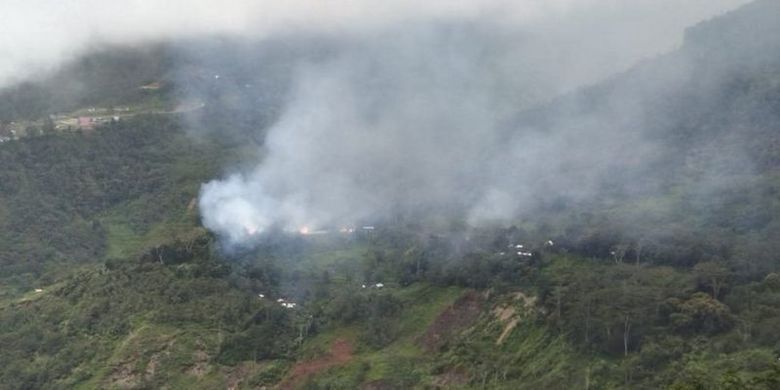 Huru-hara di Kiwirok pada akhir September lalu diikuti pertempuran antara aparat dan TPNBP pekan-pekan setelahnya. Milisi pro-kemerdekaan menuding sejumlah rumah dalam foto ini terbakar akibat terkena mortir pasukan TNI/Polri.