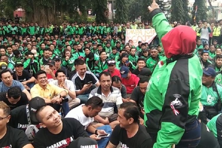 Massa pengemudi ojol dan taksi online mendatangi Pendopo Wakil Bupati Banyumas di Purwokerto, Jawa Tengah, Kamis (22/8/2019).