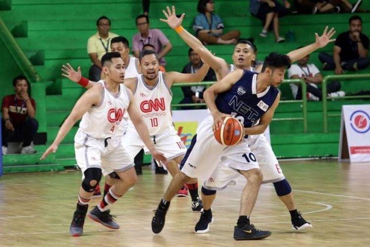 Tim basket CNN Indonesia berhasil mempertahankan gelar juara di ajang Invitasi Bola Basket Antar Media Nasional (Ibbamnas) 2019 setelah menghentikan perlawanan Net TV 53-28 di GOR Soemantri Brodjonegoro, Kuningan, Jakarta, Jumat (26/4/2019).
