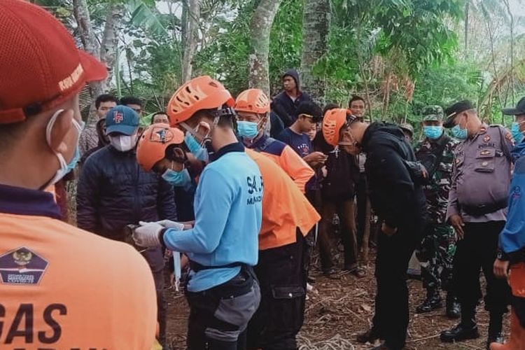 Petugas mengevakuasi penemuan mayat dalam sumur di Desa Taraban Kecamatan, Paguyangan, Kabupaten Brebes, Jawa Tengah, Sabtu (9/9/2023). (Dok. Polsek Paguyangan)