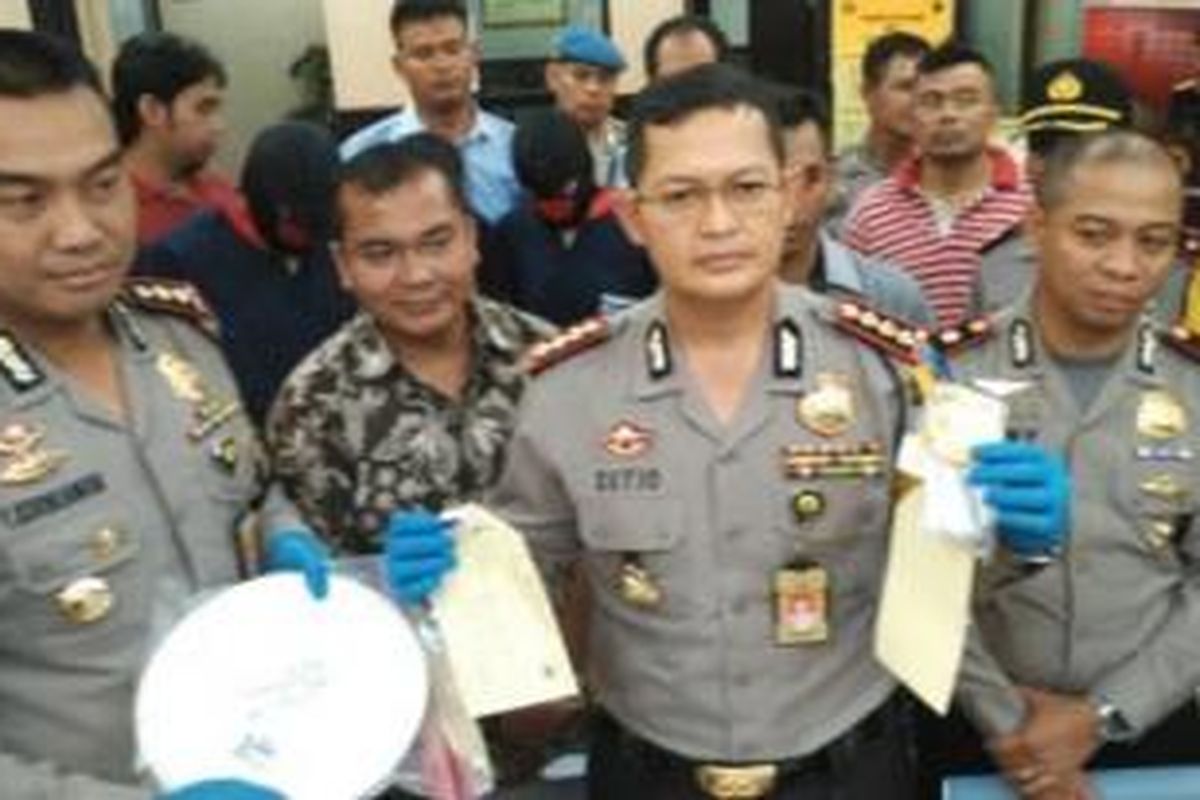Pihak Polres Jakarta Utara memberi keterangan kepada para wartawan di Kantor Polsek Pademangan, Jakarta Utara, Selasa (14/7/2015) siang,  mengenai kasus dugaan penyalahgunaan narkoba yang menjerat model majalah pria dewasa Vitalia Sesha.